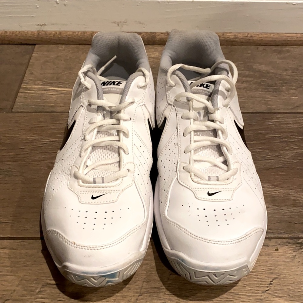 nike court mo 4 air men 11. Color white and black